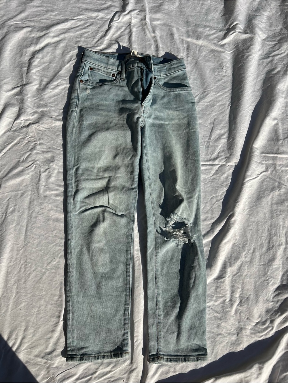 Madewell mid rise Classic straight, Wellington wash, knee rip edition